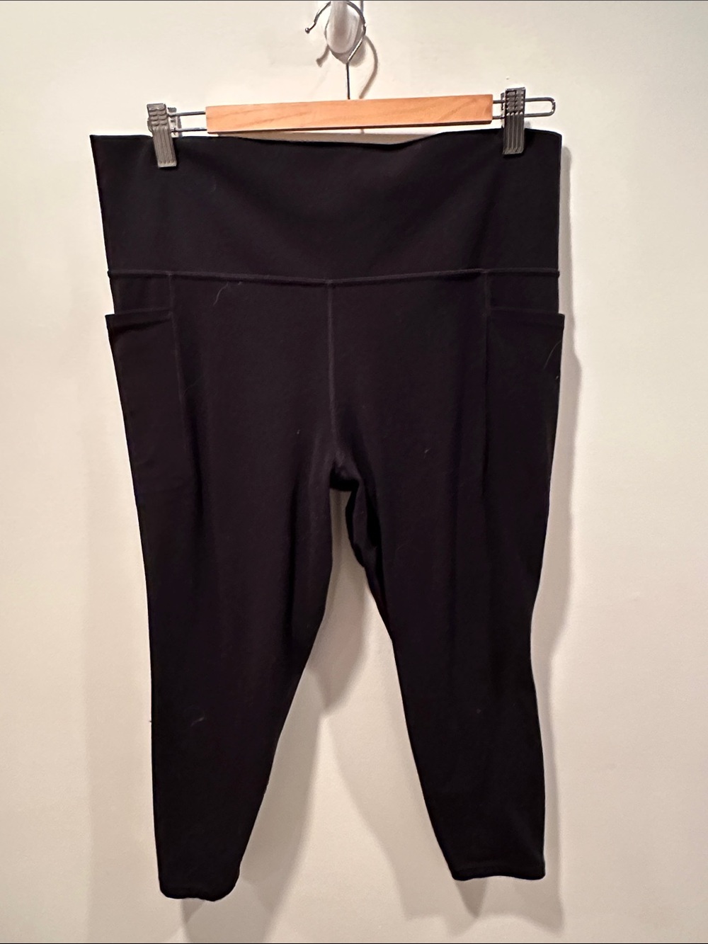 Athleta Salutation Stash Pocket 7/8 Black High-Waist Pocket Leggings